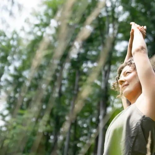 christiane strahlend beim yoga Auf in den Frühling! Detox Atem- & Yogakurs